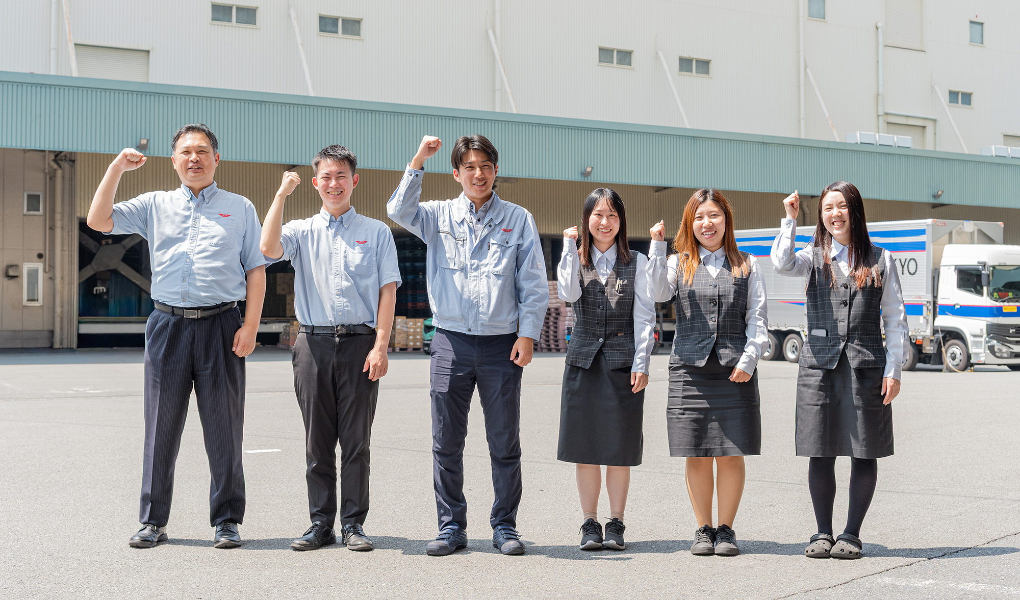 社屋前での社員集合写真