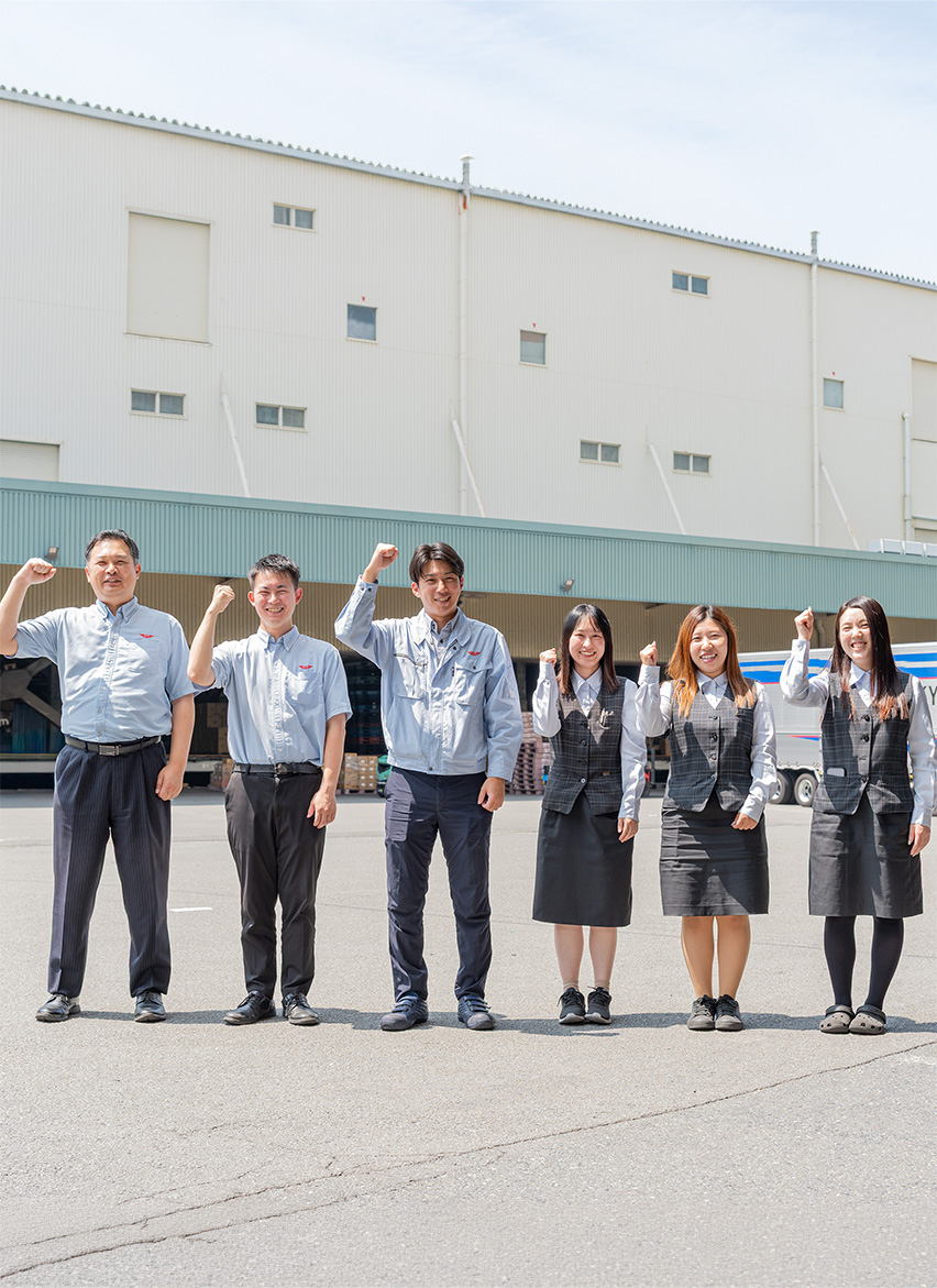 社屋前での社員集合写真